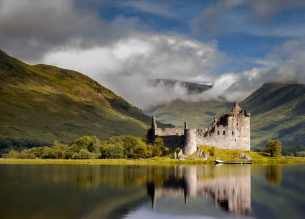 Discover Scotland's stunning castles, from Edinburgh to Eilean Donan. Immerse yourself in centuries of history, architecture, and breathtaking landscapes.
