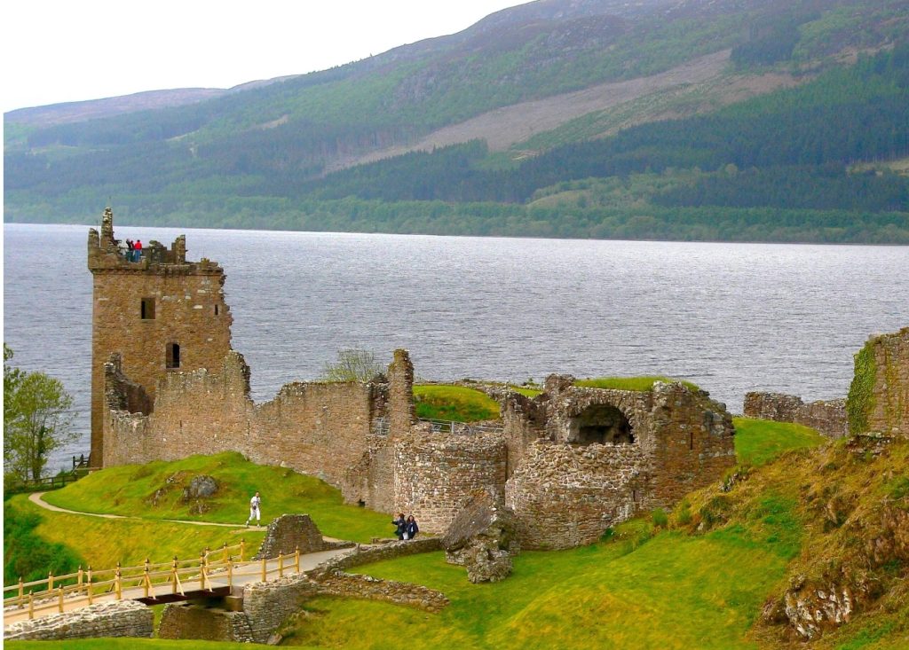 Discover Scotland's stunning castles, from Edinburgh to Eilean Donan. Immerse yourself in centuries of history, architecture, and breathtaking landscapes.